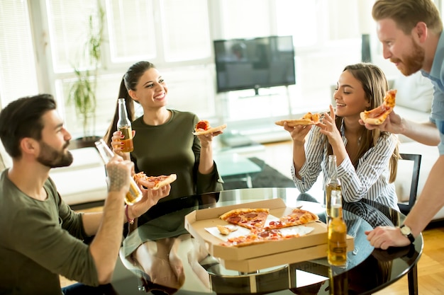 Resultado de imagen para jovenes comiendo comida chatarra