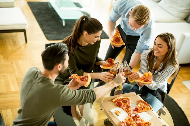 Resultado de imagen para jovenes comiendo comida chatarra