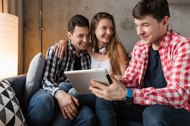 Jovenes Felices Usando Tableta Estudiantes Aprendiendo Divirtiendose Fiesta De Amigos En Casa Compania Hipster Juntos Dos Hombres Una Mujer Sonriendo Positivo Educacion En Linea Foto Gratis