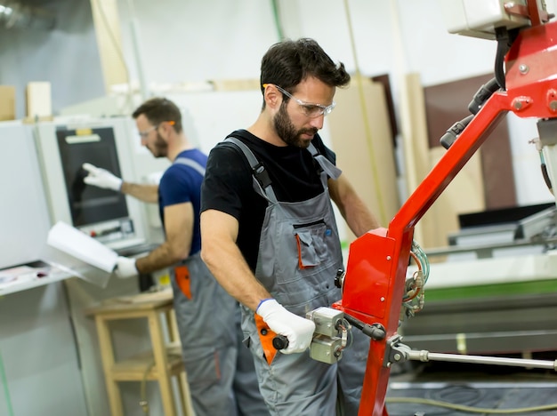 jovenes-trabajando-fabrica-produccion-muebles_52137-1294