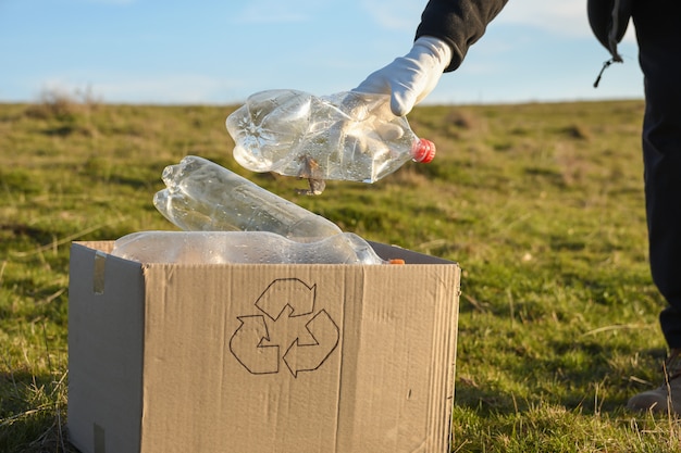 Jóvenes Voluntarios Limpiando El área En El Parque, Con Una Botella De ...