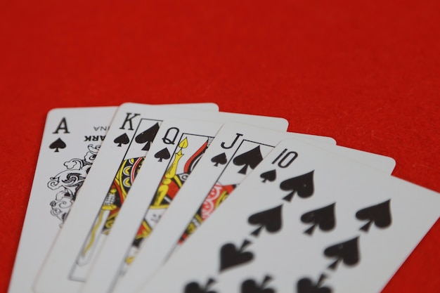 Juego De Cartas De Poker Royal Straight Flush En Mano En El Juego De Naipes En Casino Foto Premium