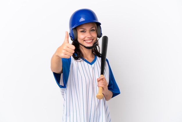 Jugador De Béisbol Chica Rusa Con Casco Y Bate Aislado Sobre Fondo Blanco Con Los Pulgares Hacia 0869