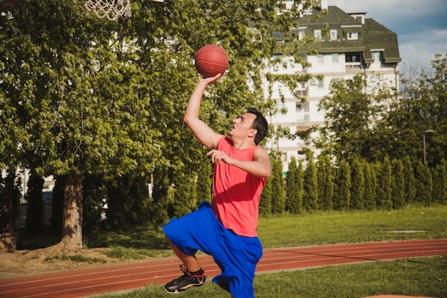 Jugador de baloncesto dinámico | Descargar Fotos gratis