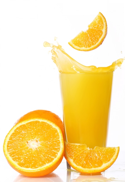 Jugo de naranja fresco y frío | Foto Gratis