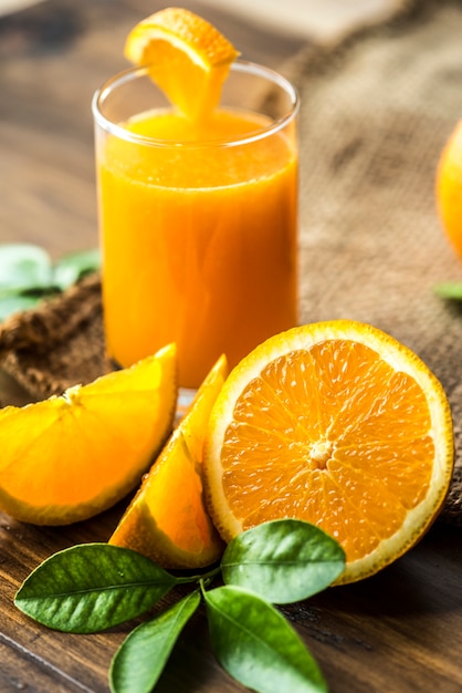 Jugo de naranja orgánico recién exprimido | Foto Gratis