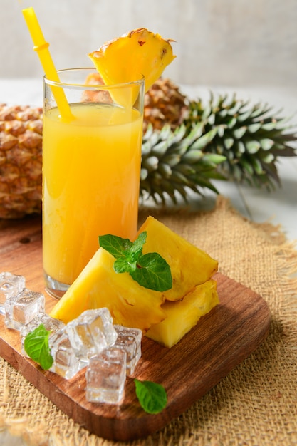 Jugo de piña con rodaja de piña Foto Premium 