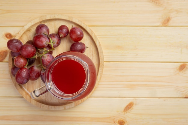 Jugo De Uva Fresco En La Superficie De Madera Foto Gratis