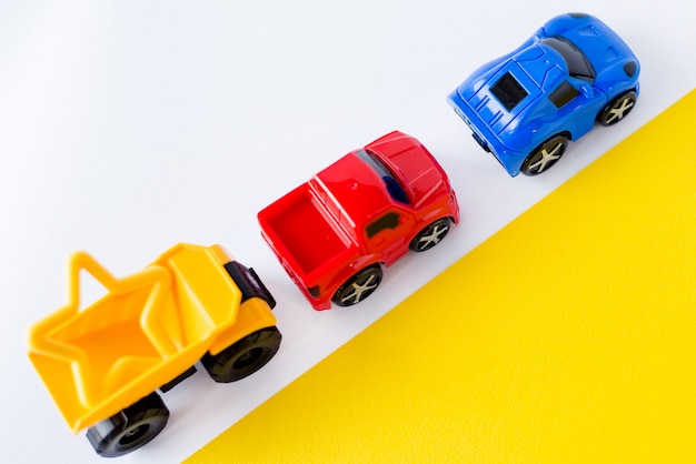 Juguetes infantiles para coches en blanco y amarillo. Foto Premium 