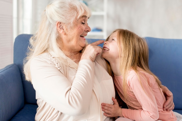 Juguetona Abuela Con Chica Foto Gratis