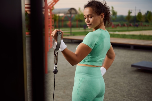 Lado Hasta La Cintura De Una Bella Y Atractiva Mujer Deportiva De Etnia