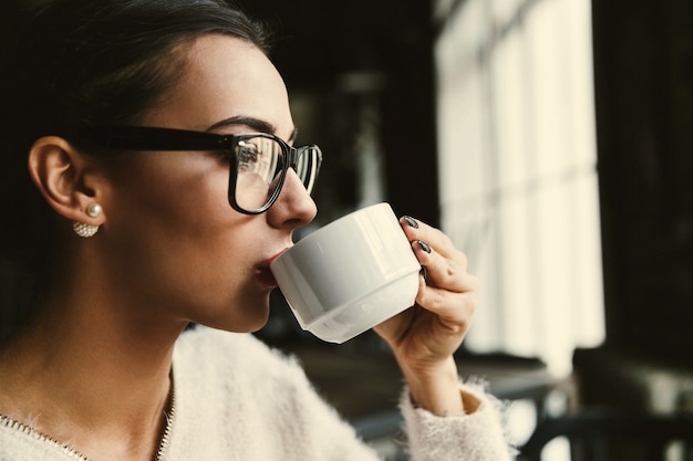 Lady disfruta de su tiempo tomando café en el café | Foto Gratis