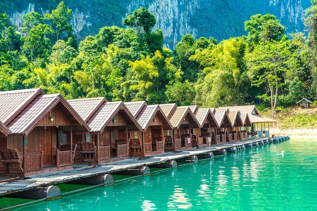 Lago Cheow Lan En El Parque Nacional Khao Sok En Tailandia Foto Premium