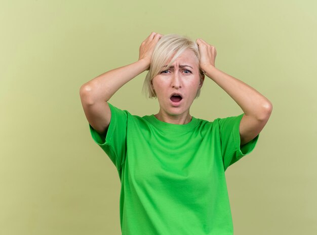 Lamentando La Mujer Eslava Rubia De Mediana Edad Mirando A La C Mara