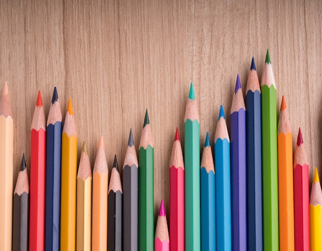 Lápices De Colores En La Mesa De Madera Foto Premium