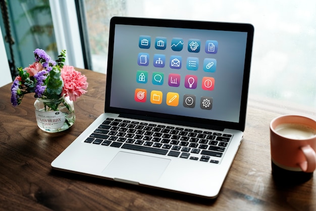Laptop en una mesa de madera | Foto Gratis