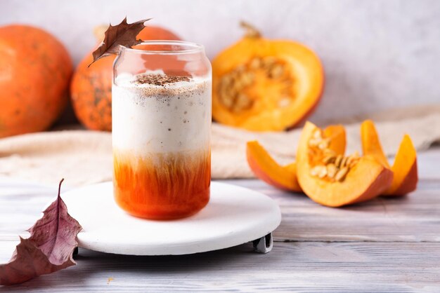 Latte De Especias De Calabaza De Temporada En Un Vaso Sobre Fondo