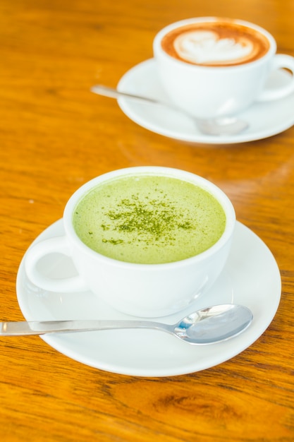 Latte Matcha Verde Caliente En Taza Blanca Foto Gratis 7558