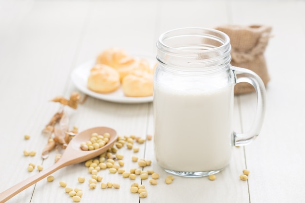 Leche De Soja En Un Vaso Soja En Una Mesa Blanca Foto Premium