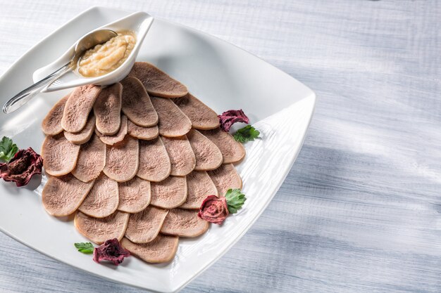 Lengua De Ternera Hervida Con R Bano Picante Y Hierbas En Un Plato