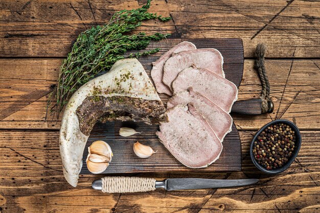 Lengua De Ternera Hervida En Rodajas Con Hierbas Fondo De Madera