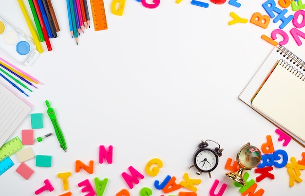 Letras De Plastico Multicolor Del Alfabeto Ingles Marco De Utiles Escolares De Papeleria Foto Premium