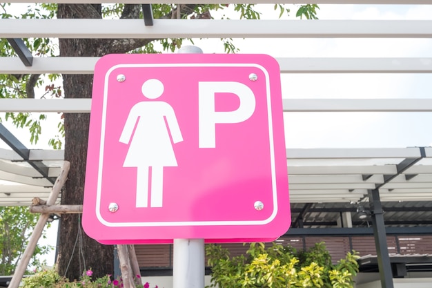 letrero-estacionamiento-senora-fondo-rosa-mujeres-aparcamiento-publico_7636-526.jpg