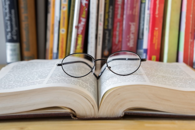 Libro y gafas