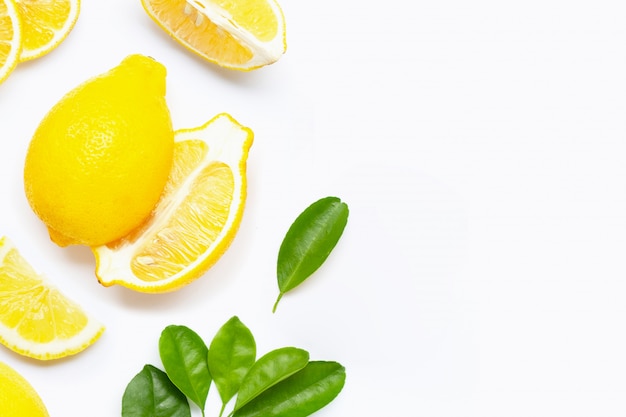 Limón fresco con rodajas aisladas en blanco. Foto Premium