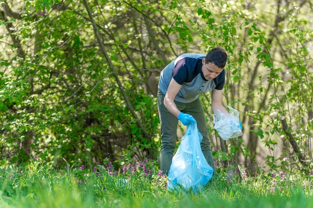 Limpieza De Bosques Y Parques De Basura Recolección Y Clasificación De