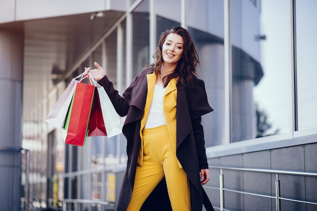 Linda Chica Con Bolsa De Compras En Una Ciudad Foto Gratis 1027