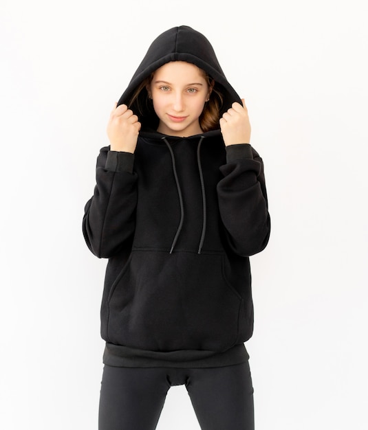 Linda chica en capucha negra | Foto Premium