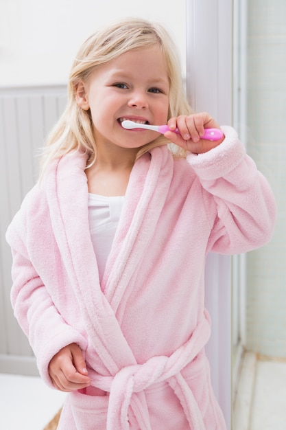 Linda Chica Cepillándose Los Dientes En Casa En El Baño Foto Premium 8611