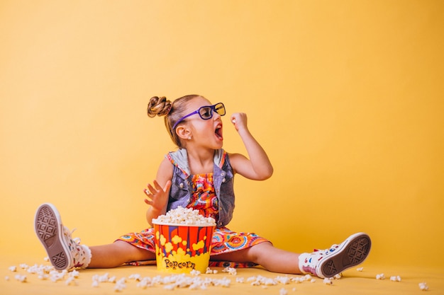 Linda chica comiendo palomitas | Foto Gratis