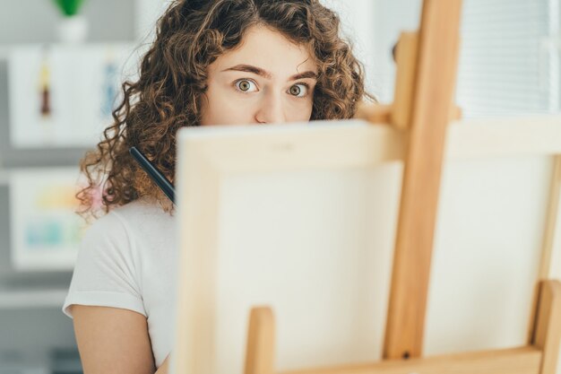 La Linda Chica Pintando Un Cuadro En El Caballete Foto Premium