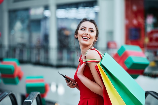 Linda Chica Posando En El Centro Comercial Foto Premium 3420