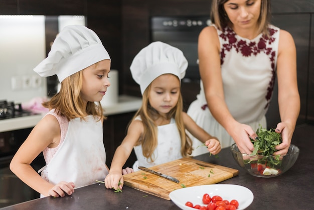 Linda Familia En Cocina Preparando Ensalada Saludable En Encimera De