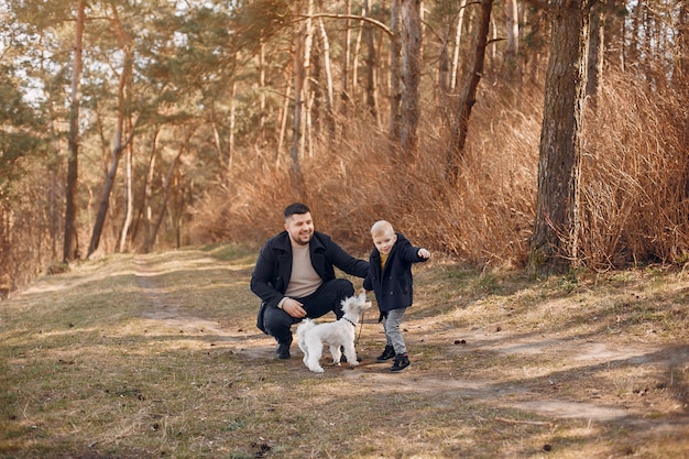 Linda familia jugando en un parque Foto gratis