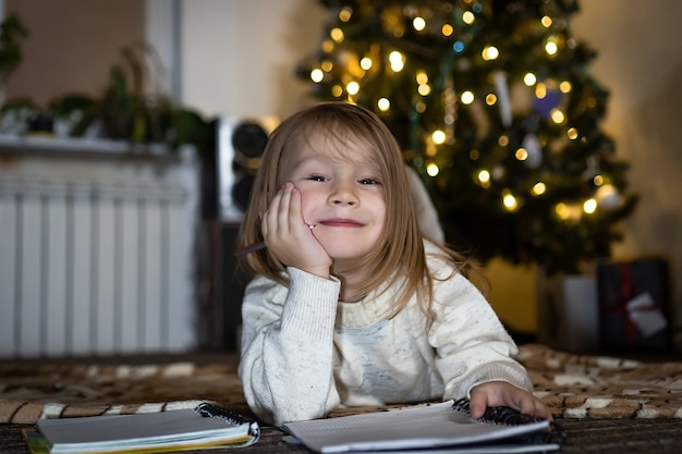 Linda Niña Escribe Una Carta A Santa Foto Premium 