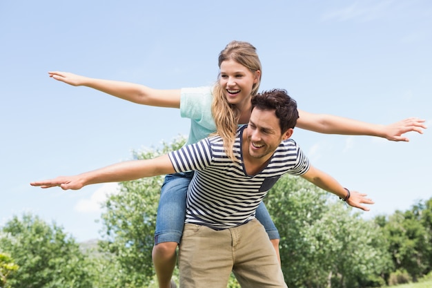 Linda Pareja Divirtiéndose En El Parque Foto Premium 5108