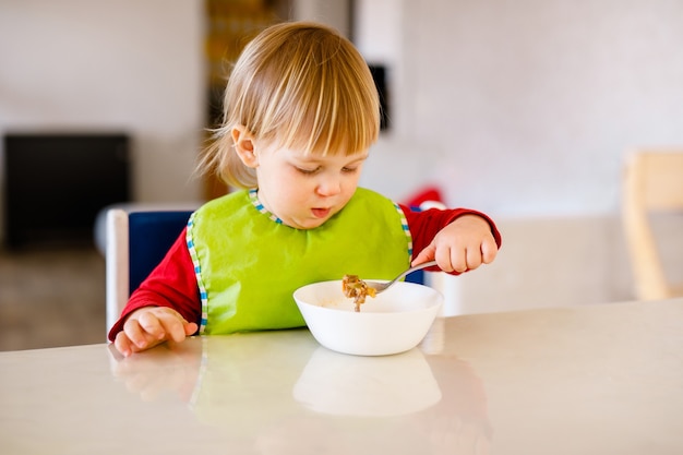 Ninos Pequenos Comiendo Solos