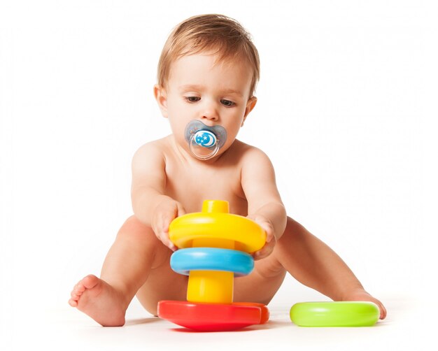 bebe jugando con juguetes