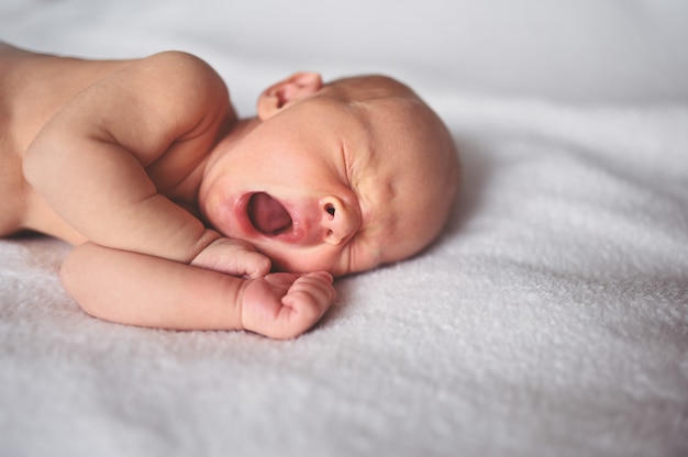 Lindo Bebé Recién Nacido Bostezo Divertido Emocional Durmiendo En La Cuna Foto Premium 7160