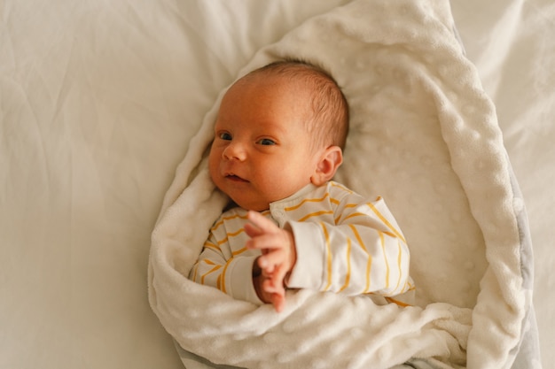 lindo bebé recién nacido emocional en cuna foto premium