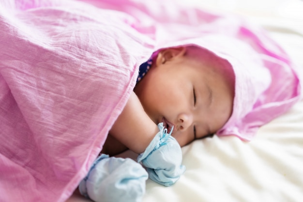 Lindo Bebe Tendido En La Cama Recien Nacido Durmiendo Dos Meses Infantil Foto Premium