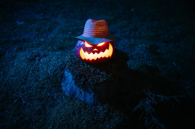 Linterna De Calabaza Con Una Aterradora Cara Tallada En Un Sombrero En