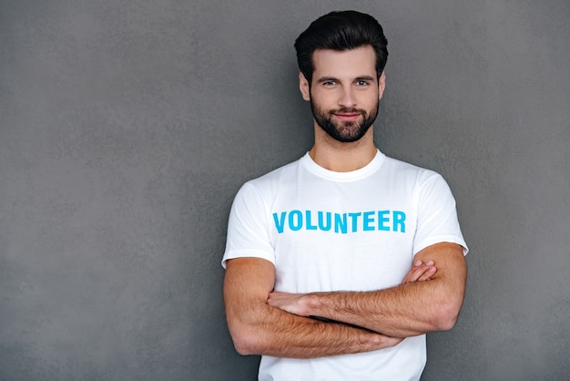 Listo Para Obras De Caridad Hombre Joven Confidente En Camiseta De