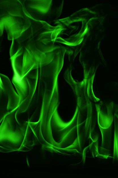 Llamas abstractas del fuego verde en fondo negro | Foto Premium