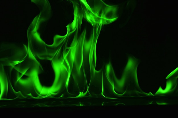 llamas-abstractas-fuego-verde-fondo-negro_11554-56