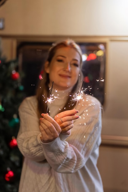 Luces De Bengala Palo De Fuego De Bengala En Manos Femeninas